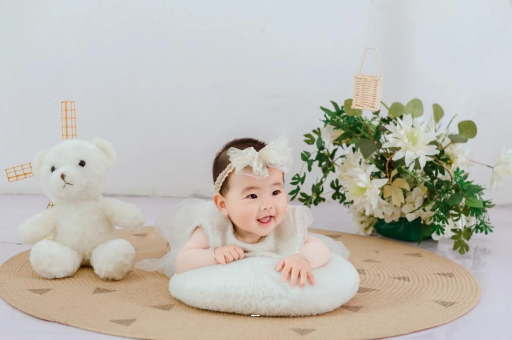 广水四个月宝宝揉眼睛